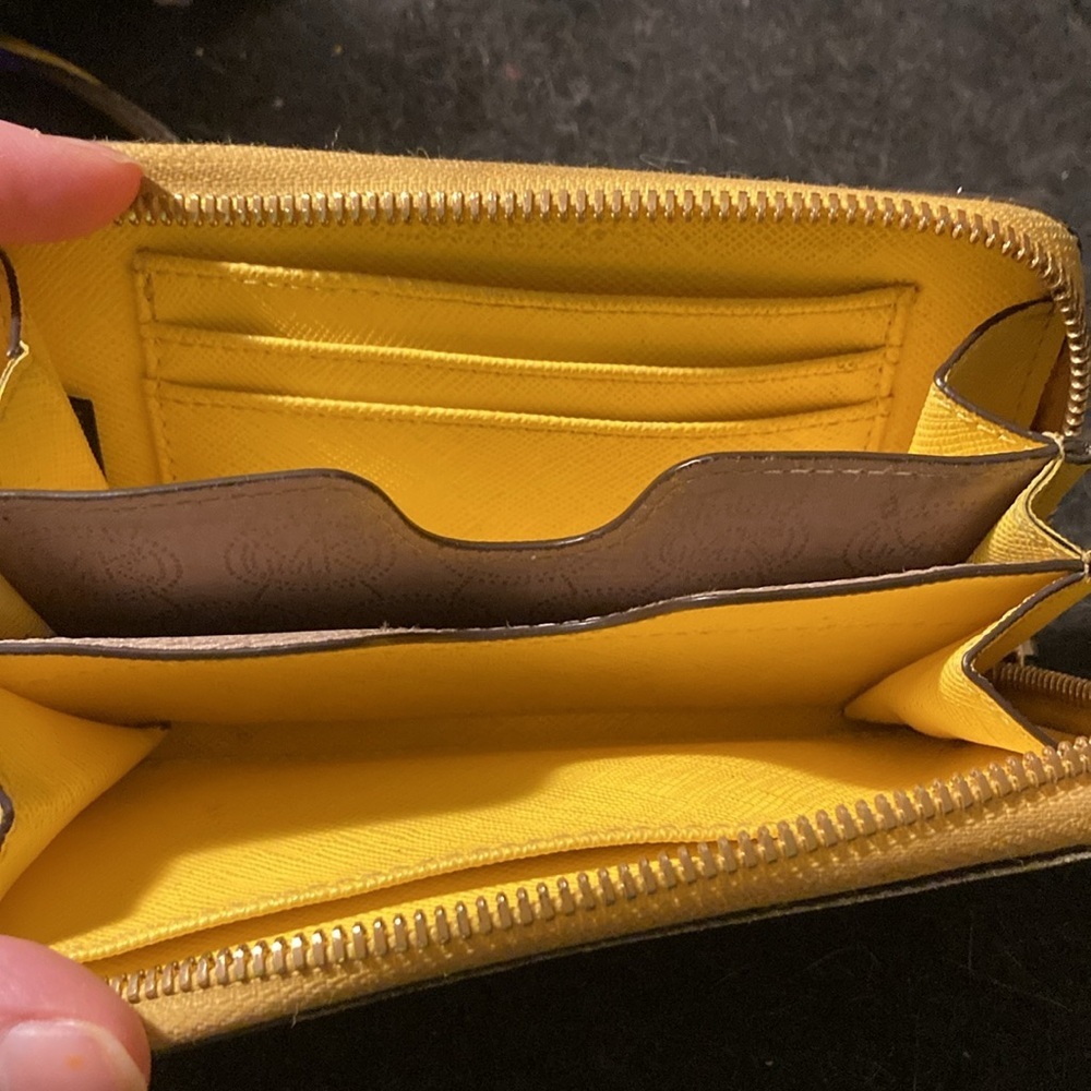 Very rare Michael Kors yellow wristlet - Picture 3 of 7